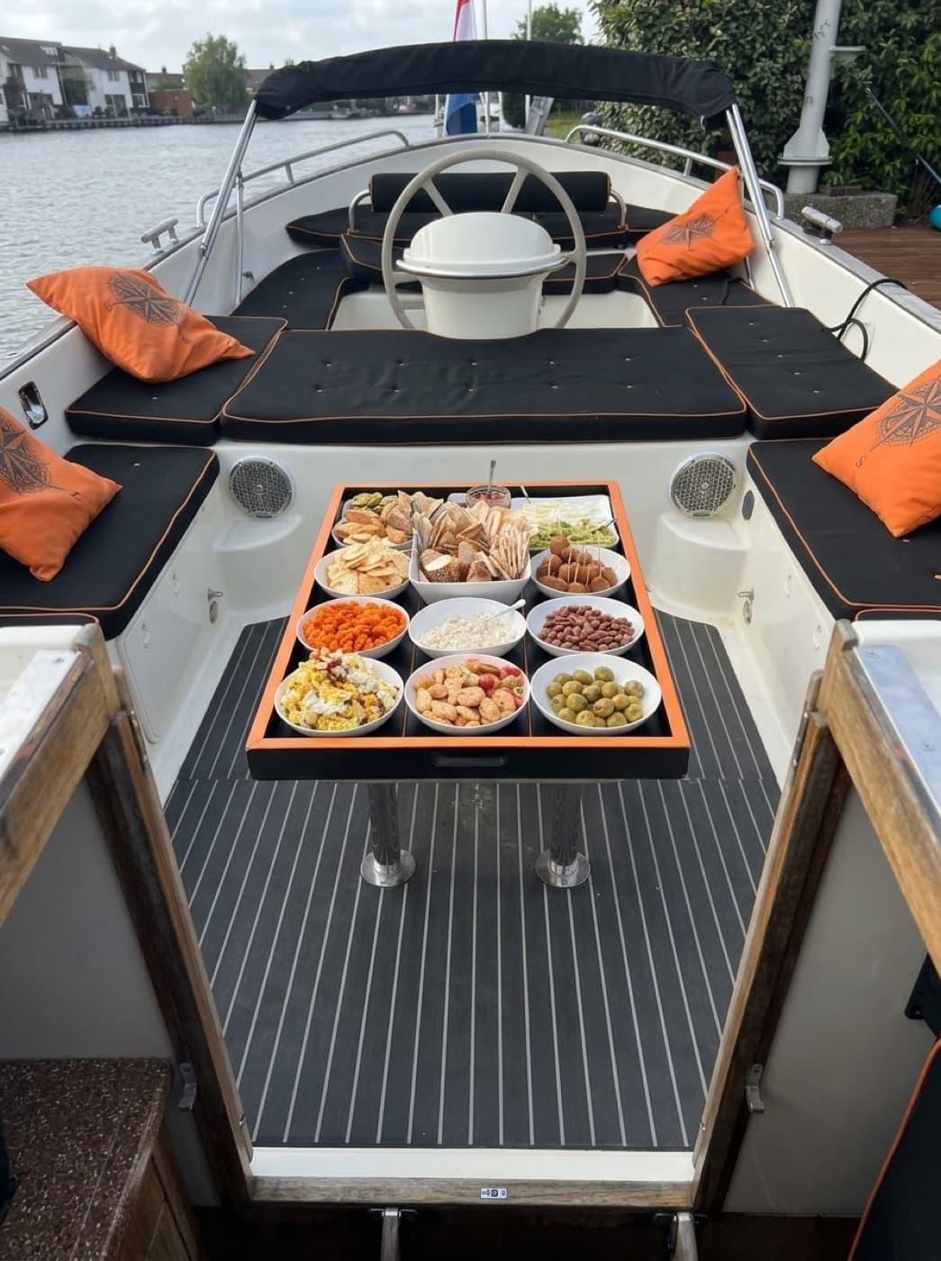Een borrelplank op tafel aan boord