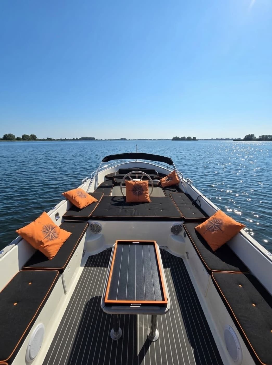 Het dek van de boot op open water